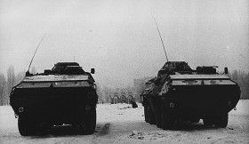 Zaskakujący widok pierwszych dni stanu wojennego: wozy pancerne na placu Zwycięstwa, dziś Piłsudskiego.