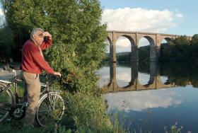 Szlak rowerowy doliną Ruhry. Lasy, łąki, zamki i zabytkowa zabudowa szachulcowa przeplatają się na szlaku doliną Ruhry ze świadectwami ery przemysłowej. W krótkich odstępach znajdują się nad Ruhrą imponujące zabytki: Arnsberg ze średniowieczną starówką i klasycystyczną dzielnicą, kolebka górnictwa Zagłębia Ruhry w Muttental, Baldeneysee w Essen i na zakończenie odnowiony port śródlądowy w Duisburgu ze wspaniałym deptakiem z wieloma kawiarniami i restauracjami. Wszędzie warto zrobić przystanek w rowerowej podróży.