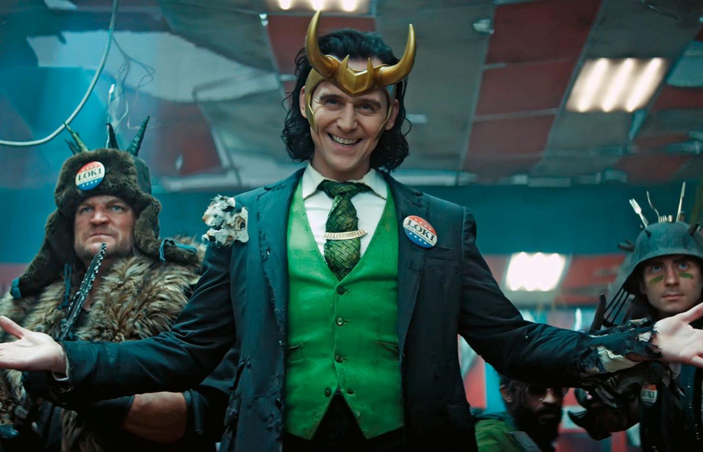 Tom Hiddleston w roli tytułowej w serialu „Loki”.