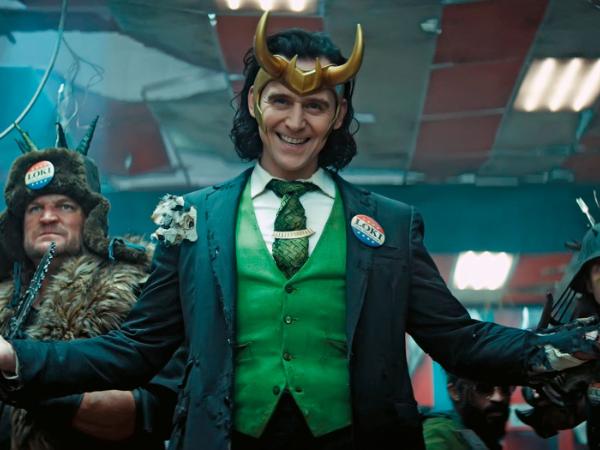 Tom Hiddleston w roli tytułowej w serialu „Loki”.
