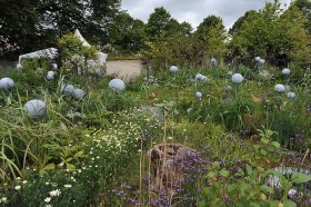 Ogród powinien być możliwie naturalny, a jednocześnie należy wykorzystać każdy skrawek ziemi.