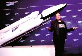 Gdy Elonowi Muskowi (na fot. na gali w Berlinie) kończyły się środki na rozwój SpaceX, fundusz związany z Lukiem Noskiem zainwestował w spółkę 20 mln dol.