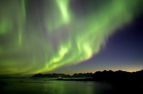 Zorza polarna nad Grenlandią. Kolor zorzy zależy od tego, co świeci. Na zielono świeci tlen. Azot świeci w odcieniach purpury,  z kolei wodór i hel dają poświatę niebieską lub fioletową.