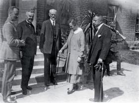 Spała, 1924 r. Od lewej: gen. Władysław Sikorski, premier Władysław Grabski (pradziadek Małgorzaty), prezydent Stanisław Wojciechowski (drugi pradziadek), żona premiera Grabskiego Katarzyna i minister rolnictwa Stanisław Janicki.