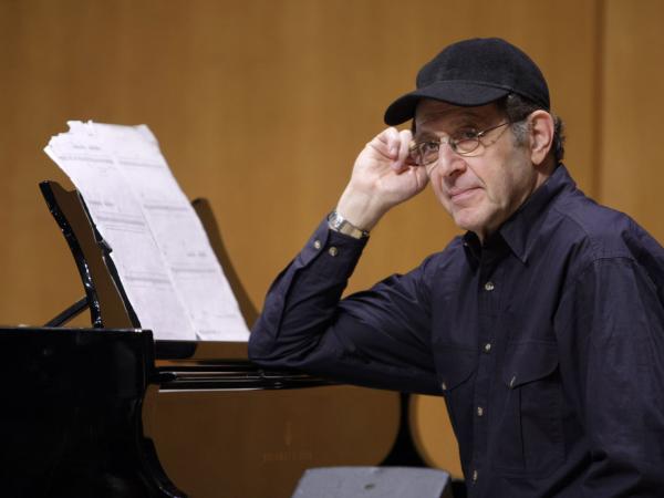 Choć Reich idzie własną drogą, potrafi też ukazać swoją więź z muzyczną tradycją.