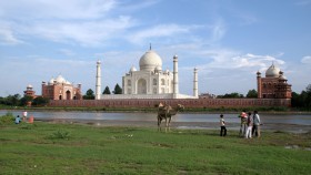 Jamuna to główny dopływ Gangesu, przepływa m. in. przez New Dehli i Agrę, gdzie nad brzegiem Jamuny rozpościera się widok na świątynię Taj Mahal. Tak naprawdę to po prostu ściek.