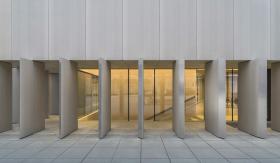 Oczywiście smaczków tej realizacji jest więcej. Jak choćby pomysł z ruchomą elewacją złożoną z betonowych pionowych paneli. W godzinach otwarcia muzeum są niemal niewidoczne, a ukryta za nimi przeszklona elewacja wręcz zachęca do zwiedzania.