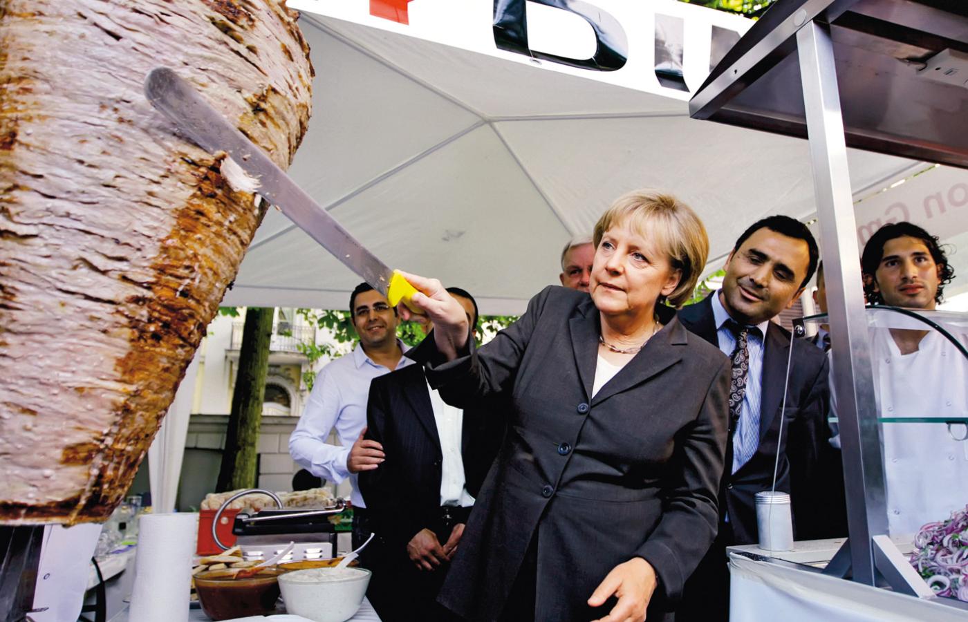 Angela Merkel z kebabem podczas festynu chadeków w Berlinie.