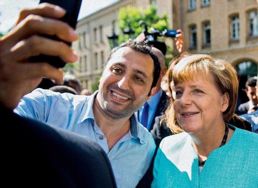 Angela Merkel, kanclerz Niemiec, w 2015 r. ogłasza politykę otwartych drzwi; w następnym roku prawie milion ludzi składa w Niemczech wnioski o azyl.