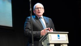 Timmermans nie rozumie polskich żalów. Skoro wszystkie kraje członkowskie podpisały traktaty, to godzą się na kontrole Komisji, nadzór trybunału w Luksemburgu, a także by mówiono o nich w Parlamencie Europejskim.