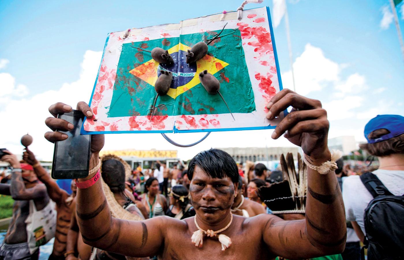 Autochtoni protestujący przeciwko niszczącej Amazonię polityce Bolsonaro.