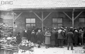 Przed składami opału ustawiały się gigantyczne kolejki. Kraków, luty 1929 r.