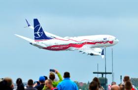 Jednym z nowych nabytków LOT jest ten Boeing 737-MAX8, SP-LVD, w atrakcyjnych barwach na 100-lecie niepodległości. Tutaj: Air Show Radom