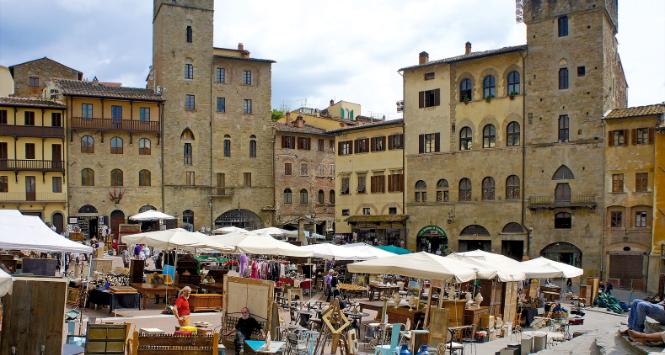 Jeśli ktoś liczy na zakup figurki Madonny, krucyfiksu czy kropielnicy nie będzie zawiedziony.