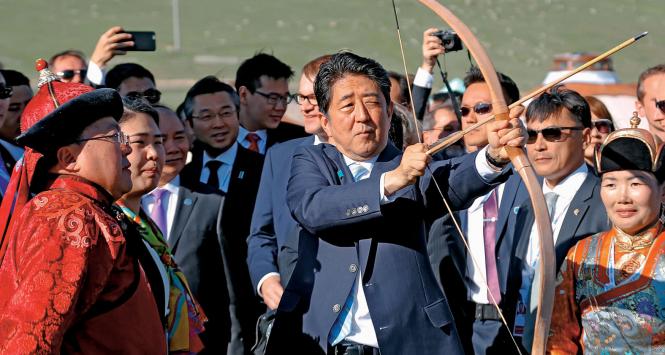 Premierowi Shinzo Abe marzy się japońska armia. Na fot: strzela z łuku podczas oficjalnej wizyty w Mongolii, lipiec 2016 r.