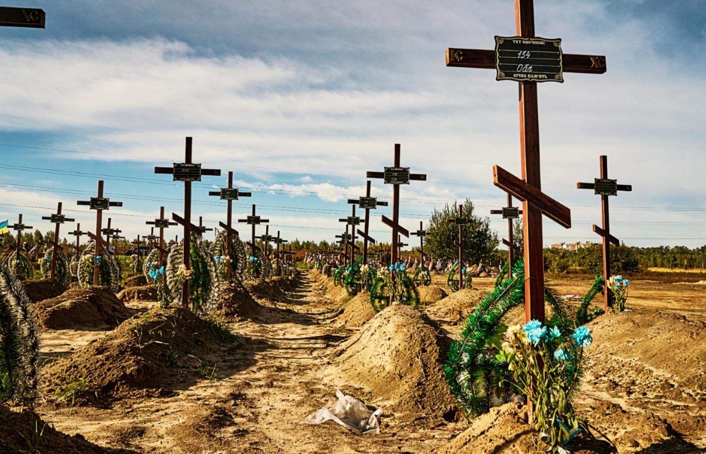 Cmentarz z grobami ofiar rosyjskiej agresji. Październik 2022 r.