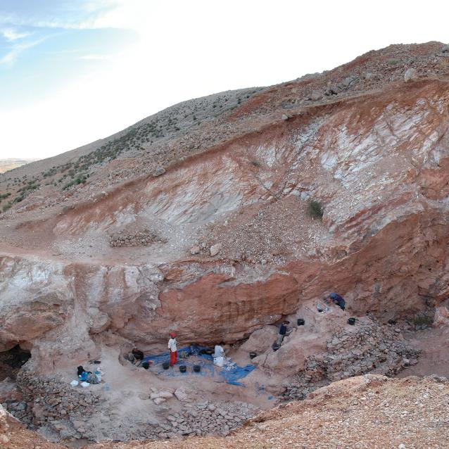 Naukowcy odkopują szczątki wczesnych ludzi w Jebel Irhoud w Maroku. W ramce rekonstrukcja czaszki.