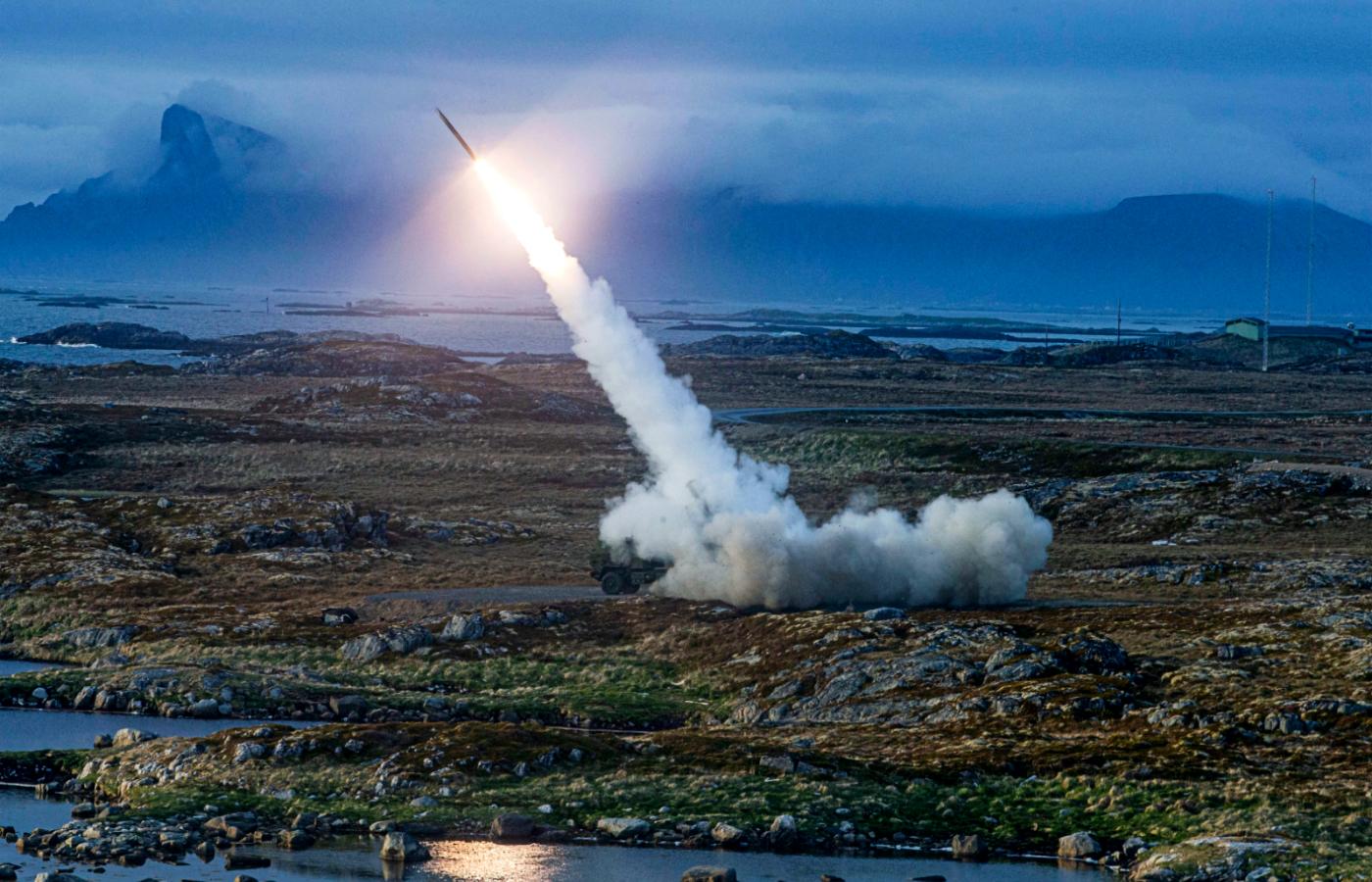 Amerykańska piechota morska testuje system rakietowy HIMARS podczas ćwiczeń Formidable Shield w Norwegii. 31 maja 2022 r.