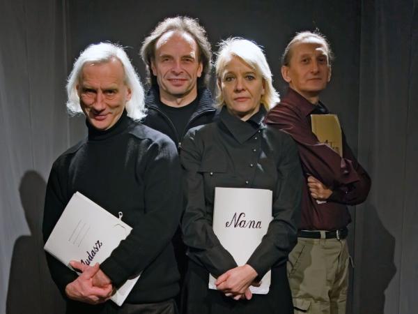 Ewa Wójciak (ur. w 1951 r.) – działaczka opozycyjna w czasach PRL, od 1970 r. członkini, razem z towarzyszącymi jej na zdjęciu Adamem Borowskim, Tadeuszem Janiszewskim i Marcinem Kęszyckim, poznańskiego Teatru Ósmego Dnia, legendy polskiego teatru alternatywnego, najpierw jako aktorka i reżyserka, potem także kierowniczka artystyczna i dyrektorka. W ubiegłym roku Ósemki obchodziły 60-lecie działalności. Książka Ewy Wójciak „Więcej niż teatr” ukaże się jesienią nakładem Wydawnictwa Miejskiego Posnania.