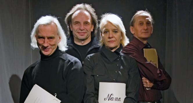 Ewa Wójciak (ur. w 1951 r.) – działaczka opozycyjna w czasach PRL, od 1970 r. członkini, razem z towarzyszącymi jej na zdjęciu Adamem Borowskim, Tadeuszem Janiszewskim i Marcinem Kęszyckim, poznańskiego Teatru Ósmego Dnia, legendy polskiego teatru alternatywnego, najpierw jako aktorka i reżyserka, potem także kierowniczka artystyczna i dyrektorka. W ubiegłym roku Ósemki obchodziły 60-lecie działalności. Książka Ewy Wójciak „Więcej niż teatr” ukaże się jesienią nakładem Wydawnictwa Miejskiego Posnania.