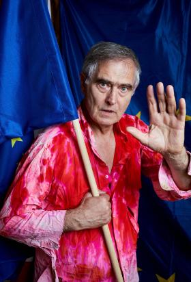 Często zamiast spektaklu aktor wybiera rozmowę. Polemizuje z antyeuropejską propagandą, mówi ludziom, że to niszczy Polskę. Wyjaśnia, że patriotyzm to też odpowiedzialność za UE.