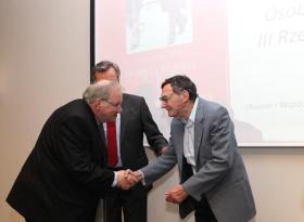 Gratulacje od red. Mariana Turskiego odbiera laureat w dziale pamiętników i wspomnień Aleksander Hall.