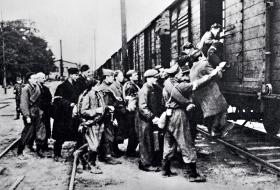 Powstańcy wywożeni do oflagów i stalagów na rampie w podwarszawskim Ożarowie