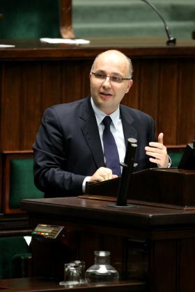 Robert Kropiwnicki. Rocznik 1974. Politolog, doktor nauk prawnych. Studiował na Uniwersytecie Warszawskim. W 2006 r. bronił pracy „Wolność człowieka jako zasada konstytucyjna III Rzeczypospolitej Polskiej”. Przez jakiś czas pracował na uniwersytecie, później w Państwowej Wyższej Szkole Zawodowej im. Witelona w Legnicy. Był prezesem zarządu w agencji rozwoju regionalnego, konsultantem programów Polskiej Agencji Rozwoju Przedsiębiorczości  oraz członkiem rady nadzorczej Jeleniogórskiego Towarzystwa Budownictwa Społecznego. Był radnym Lednicy z ramienia Platformy Obywatelskiej – wybrany dwukrotnie, w 2006 i 2010 r. Ubiegał się o fotel prezydenta miasta, ale przegrał w I turze. Do 2009 pełnił funkcję przewodniczącego rady miejskiej. Do Sejmu dostał się w 2011 i 2015 r. (wcześniej startował bez powodzenia, nie licząc wakatu, jaki otrzymał w 2010 r. po Januszu Mikuliczu). Wybrane wypowiedzi:• „To przedziwna sytuacja, że późnym wieczorem wybiera się sędziów, a w nocy prezydent przyjmuje ślubowanie. To niespotykane w demokratycznym państwie. PiS chciał zainstalować w Trybunale Konstytucyjnym swoich sympatyków”• „Będą łamać ręce i kręgosłupy, bo mają większość. Nie na tym polega demokracja!”• „Beata Szydło stwierdziła, że to opozycja dzieli Naród, a gestapo? A gorszy sort? Kto to powiedział?”• „To jest niewątpliwie hybrydowy zamach stanu. Wszystkie czynności w tej sprawie były wykonywane w noce, celowo”• „Wizja państwa, która tworzy się na naszych oczach, jest oparta na polityce prezesa (PiS – red.) To miękki autorytaryzm”• „Kontynuacja nocnego serialu zawłaszczania państwa trwa. Możemy dzisiaj powiedzieć o końcu złudzeń i teatru, który prezentował prezydent Duda. Prezydent jest wyłącznie strażnikiem statutu PiS”