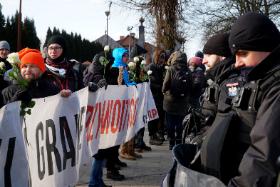 Przed banerem Obywateli RP „Tu są granice przyzwoitości” stoi tylu funkcjonariuszy, że napisu nie da się przeczytać z drugiej strony ulicy.