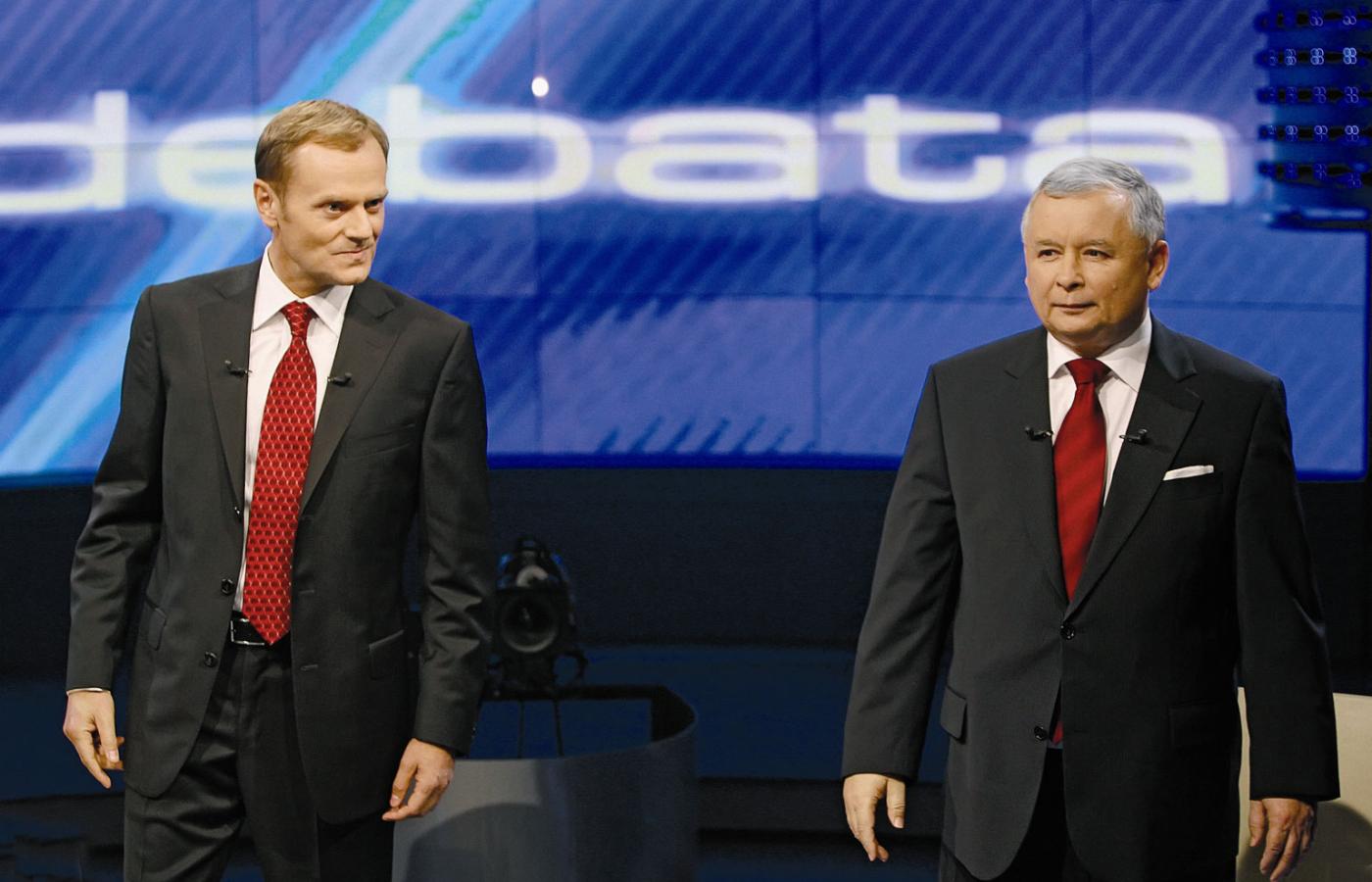 Donald Tusk i Jarosław Kaczyński podczas telewizyjnej debaty przed wyborami parlamentarnymi w 2007 roku
