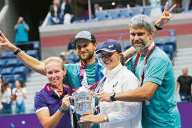 Iga Świątek po wygranej w US Open wśród swoich współpracowników – Darii Abramowicz, Tomasza Wiktorowskiego i Macieja Ryszczuka.