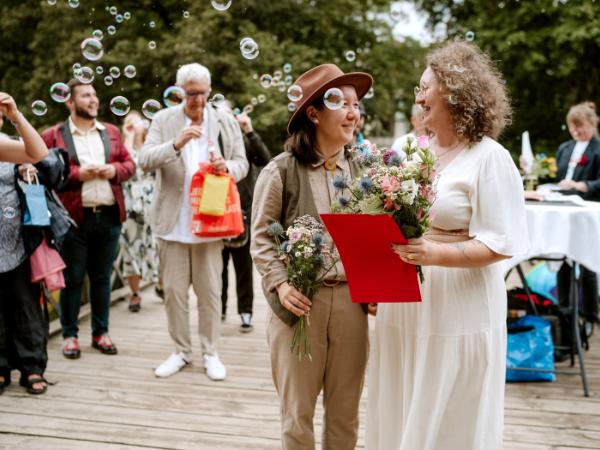 „My już nie czekamy!” – małżeństwa LGBT+ apelują do Tuska