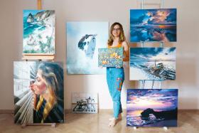 Natalia Lis, przed pandemią instruktorka nurkowania na Bali, znalazła swoją niszę – sprzedaje własne obrazy.