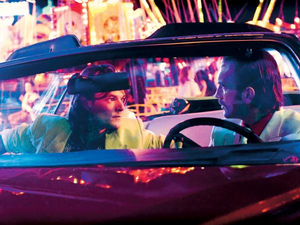 Od lewej: Dawid Ogrodnik i Tomasz Kot, za nimi Las Vegas po polsku