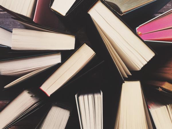 Widać, że proza, która płynnie przechodzi w esej, być może najlepiej potrafi korespondować z dzisiejszymi czasami.