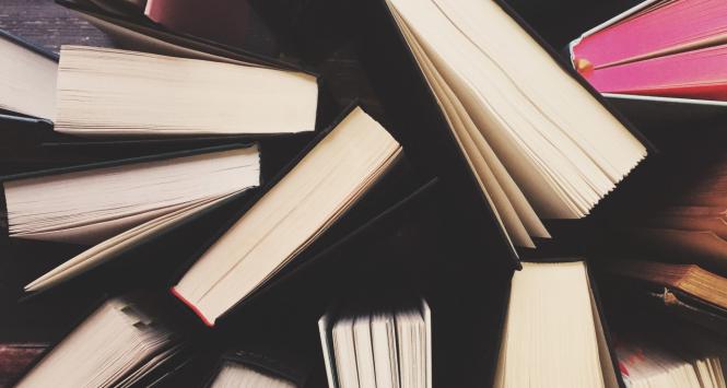 Widać, że proza, która płynnie przechodzi w esej, być może najlepiej potrafi korespondować z dzisiejszymi czasami.