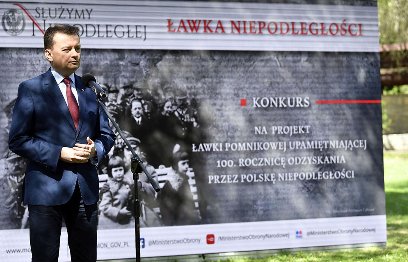 Minister obrony narodowej Mariusz Błaszczak prezentuje program Ławka Niepodległości.