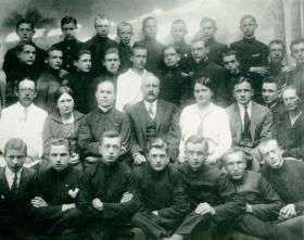 Siedzi w pierwszym rzędzie (drugi od lewej) razem z innymi uczniami Gimnazjum Państwowego im. Joachima Chreptowicza w Ostrowcu Świętokrzyskim, 1930 r.