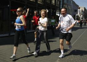 Prezydent Łodzi Hanna Zdanowska (w środku) jeszcze jako posłanka PO startowała w biegu ulicy Piotrkowskiej.