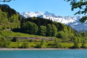 Trasę warto pokonać dla rozpościerających się widoków na Jezioro Czterech Kantonów i alpejskie szczyty.