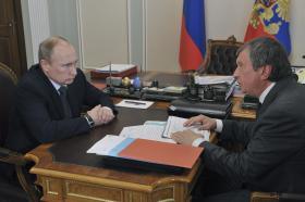 Szef Rosneftu Igor Sieczin (z prawej) to dawny przyjaciel Putina ze służb specjalnych.