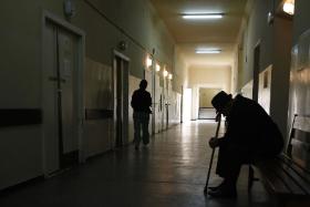 Obecnie system działa tak, że po wszelkie świadczenia czy usługi realizowane przez instytucje pomocy społecznej senior czy też jego opiekun musi zwrócić się sam.