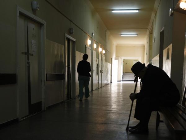 Obecnie system działa tak, że po wszelkie świadczenia czy usługi realizowane przez instytucje pomocy społecznej senior czy też jego opiekun musi zwrócić się sam.