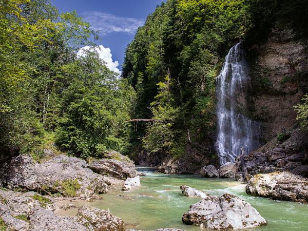 Wodospad w wąwozie Tiefenbachklamm w regionie Alpbachtal.