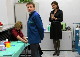 Przyszła minister od równości (z lewej) wraz z przyszłą minister od sportu (z prawej) oddają krew podczas akcji na rzecz chorych na białaczkę. Sejm, listopad 2011.