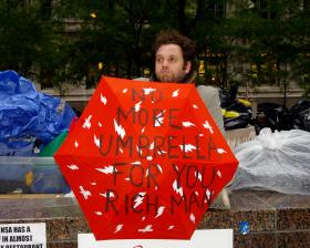 W Ameryce zawsze jest pogoda dla bogaczy. Parasol przydałby się raczej biedniejszym.