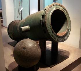 Słynna artyleria Zakonu Joannitów po oblężeniu w 1522 r. pozostała niemal w całości na Rodos. Dziś, rozproszona, jest ozdobą różnych europejskich muzeów. Na zdjęciu moździerz z czasów Wielkiego Mistrza d´Aubussona (1476 – 1503), w paryskim Muzeum Armii.