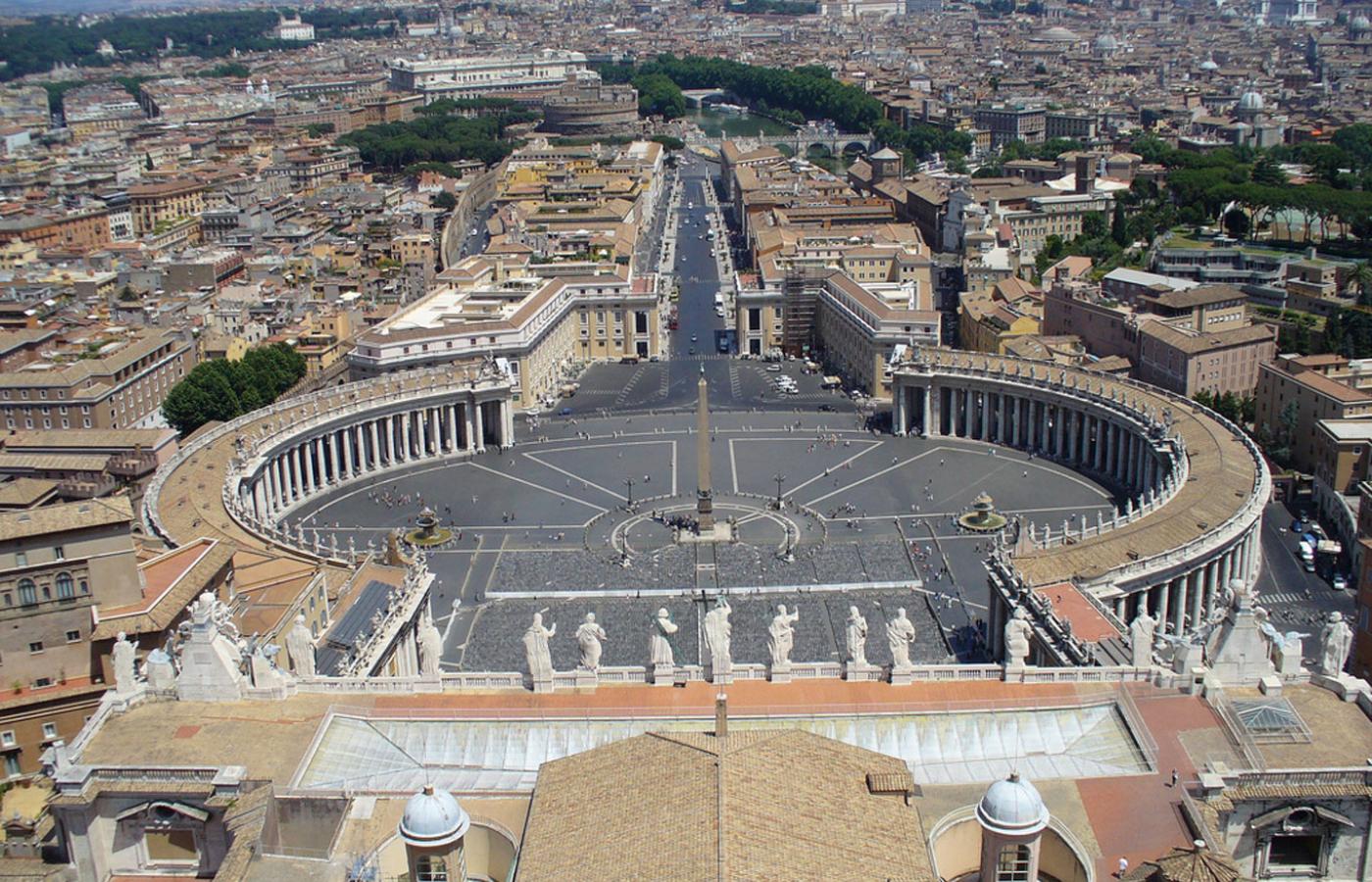 W świecie katolickim duże zainteresowanie budzi teoria spiskowa: że ciemne siły w Watykanie usunęły Benedykta, by zrobić miejsce dla antypapieża.