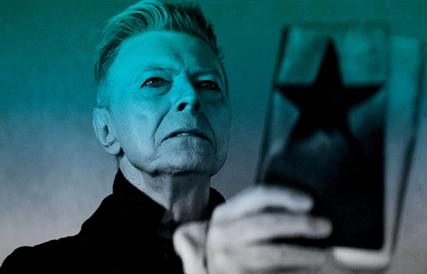 Bowie stał się gwiazdą czasów przesady, gdy w muzyce rockowej uchodziły najbardziej fantastyczne koncepcje.