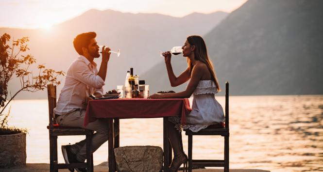 Wina nam bardziej smakują, gdy jesteśmy zrelaksowani, wyspani i patrzymy na błękitne morze.